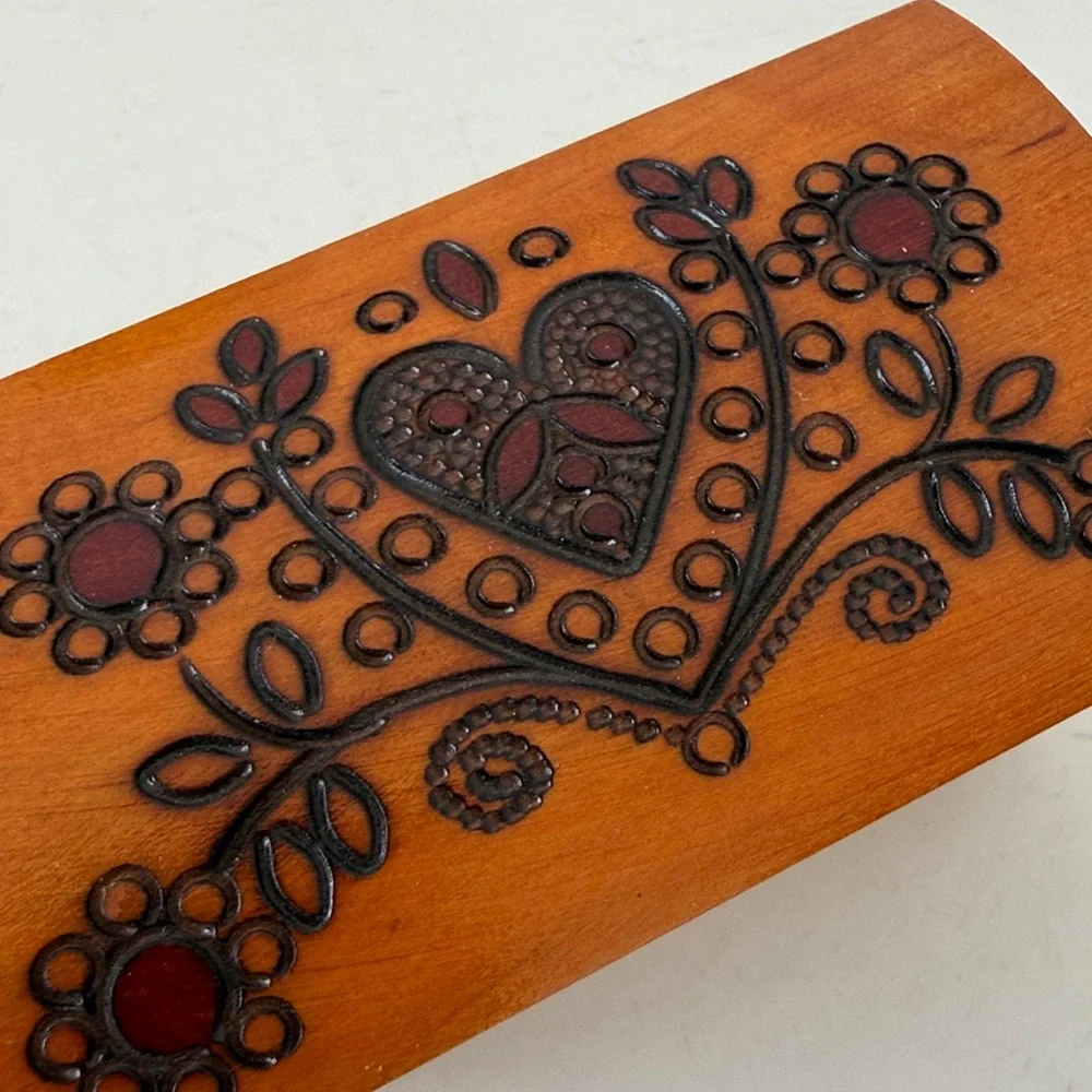 Vintage Wooden Trinket Box Polish Folk Art Handcarved Hearts - Made in Poland - Picture 3 of 11